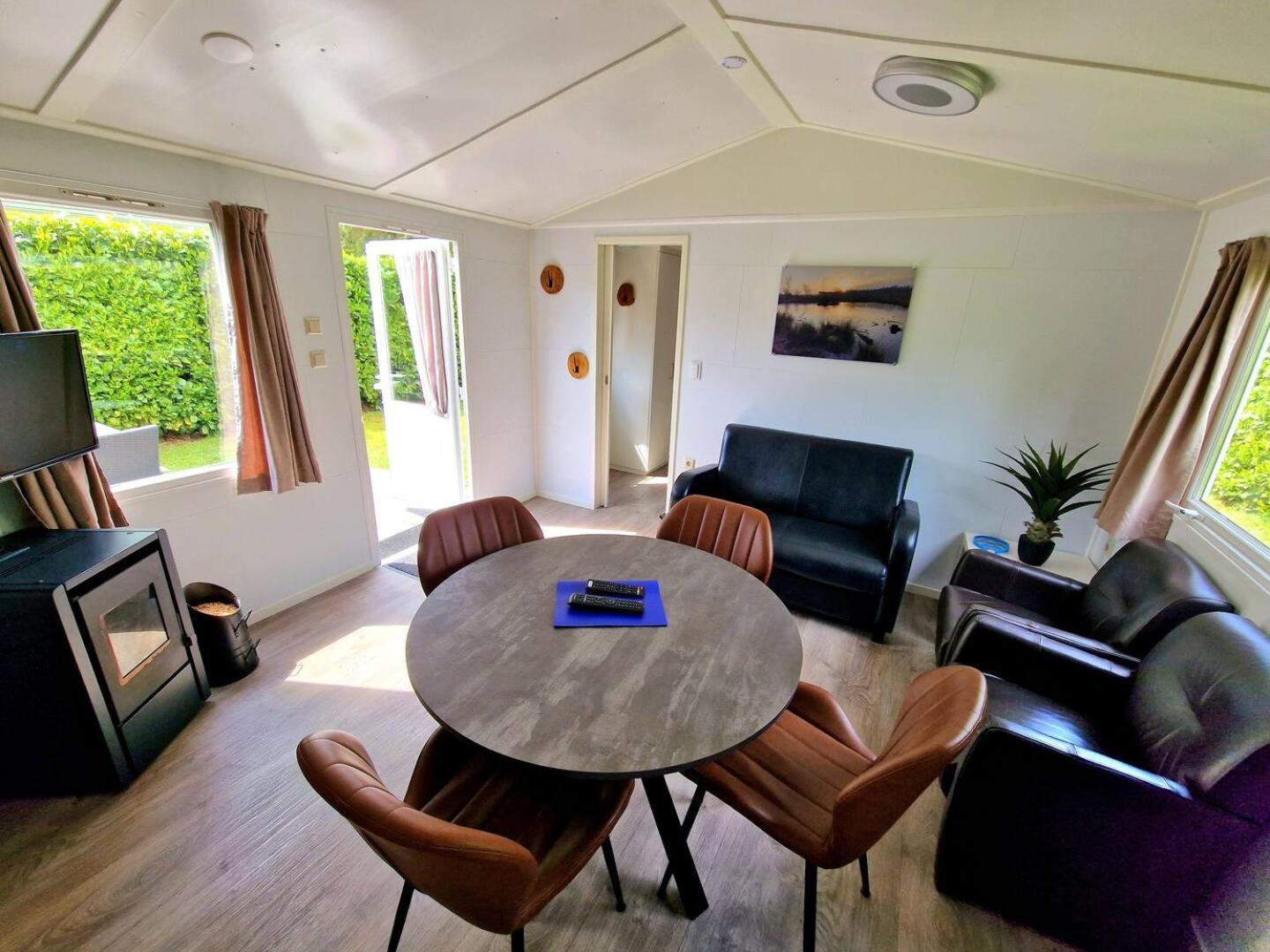 Charmante Woning Op Rustig Park Met Fietsen เอเปอ ภายนอก รูปภาพ
